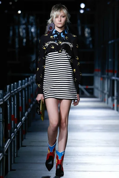 Look 10